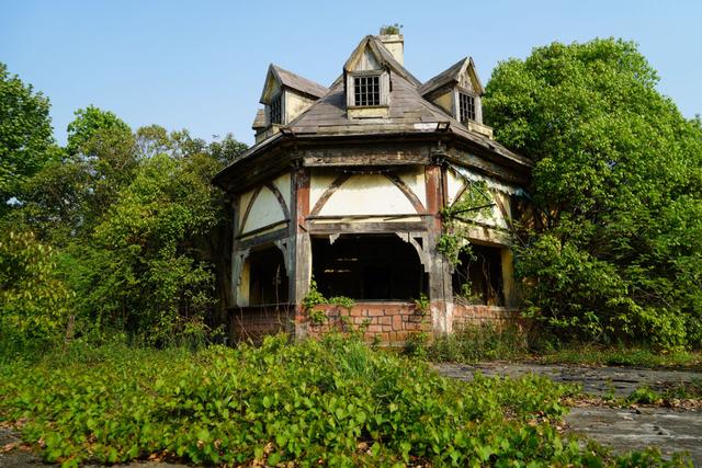 一座荒废16年的梦幻乐园