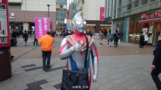 奥特曼也得坐地铁呀