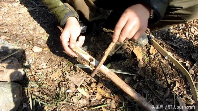 大神手里这种野外钻木取火方法20秒可成功取火