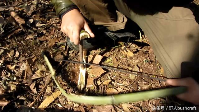大神手里这种野外钻木取火方法20秒可成功取火