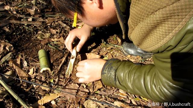大神手里这种野外钻木取火方法20秒可成功取火