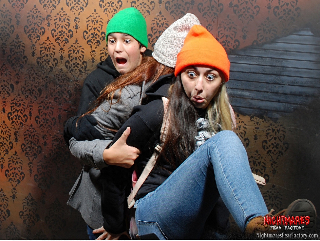 进鬼屋冒险是怎样一种体验?游客受惊吓表情让你笑到飙泪