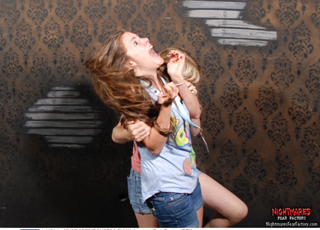 进鬼屋冒险是怎样一种体验?游客受惊吓表情让你笑到飙泪