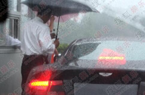 一级演员陈宝国低调优雅座驾,价值600万超跑太炫