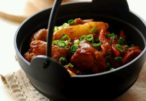 家常土豆炖鸡肉的做法（鸡肉炖土豆的做法）