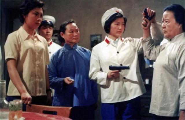 《嘉年华》：一个少女在满是变态的世界上，得多艰难才能长大