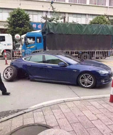 又是断轴,不过这次是特斯拉