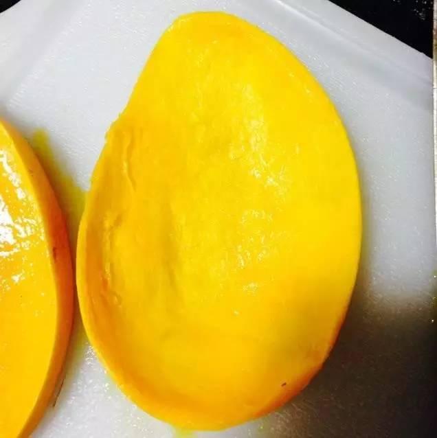 芒果的快速简单剥皮小窍门（芒果快速去皮法）