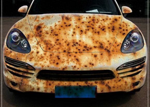 报废车也能上路了?酒店门前偶遇宝马,有一种贴膜叫做伪装报废车