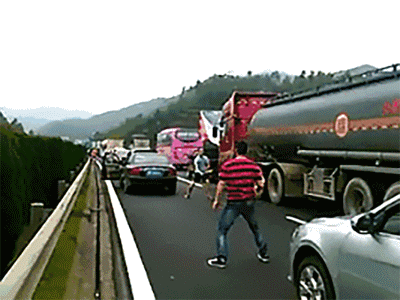 大轮车游戏下载地址（五一塞车咋办撞出条路来塞车路上玩赛车游戏）