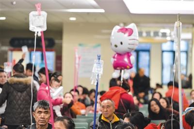 医院儿科挤爆 流感“阻击战”正在进行