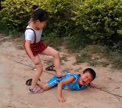 给孩子看《奥特曼,喜羊羊,光头强》,没想到会害了他