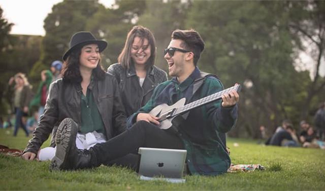 没有琴弦的按键吉他，5分钟让你弹出歌曲