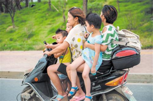 震惊:改装电动车街头狂飙  秒杀尼桑