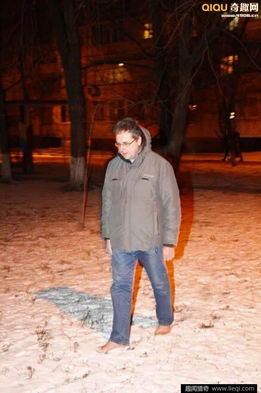 奇热网站建设（因脚底奇热无比乌克兰男子光脚走路10年）