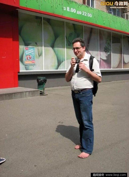 因脚底奇热无比,乌克兰男子光脚走路10年!