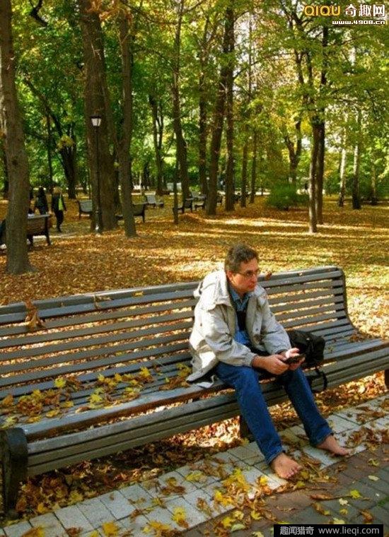 因脚底奇热无比,乌克兰男子光脚走路10年!