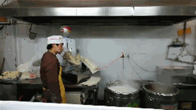 奥特曼成食堂大师傅，一次可做近10碗刀削面