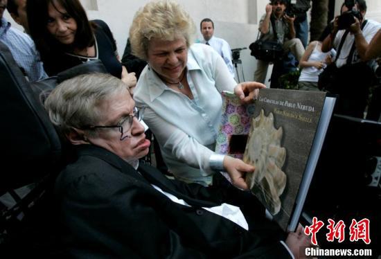 英国物理学家史蒂芬·霍金去世 享年76岁