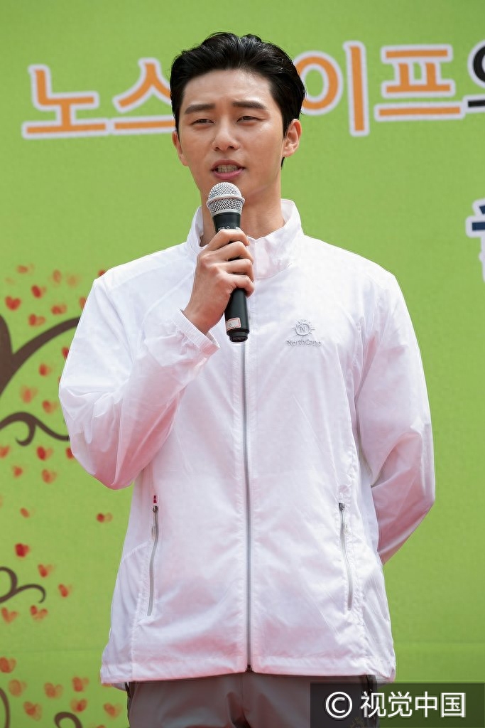 手指心!朴叙俊运动装尽显阳光帅气 手比爱心虏获万千少女心