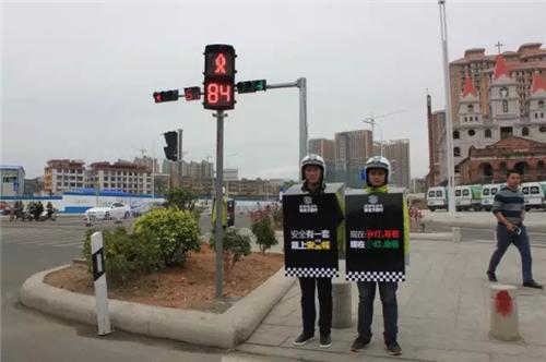 震惊:改装电动车街头狂飙  秒杀尼桑