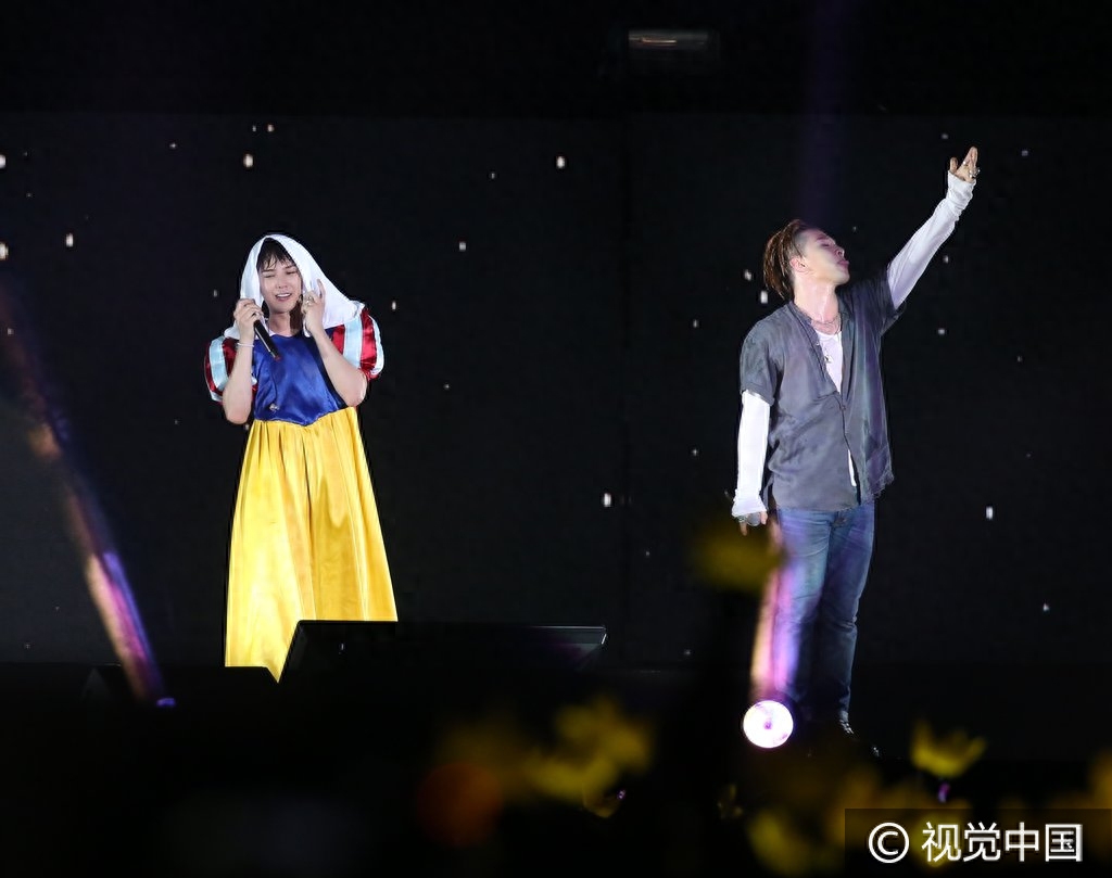 原来你是这样的小公主!权志龙搂大成跳舞扮白雪公主遭掀裙底