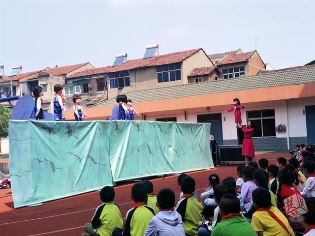 双百场演出进校园，江夏一小学上演有趣木偶戏