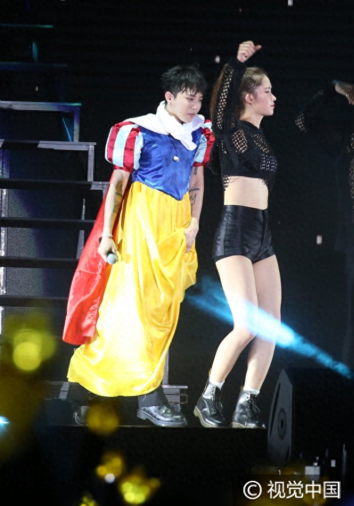 原来你是这样的小公主!权志龙搂大成跳舞扮白雪公主遭掀裙底