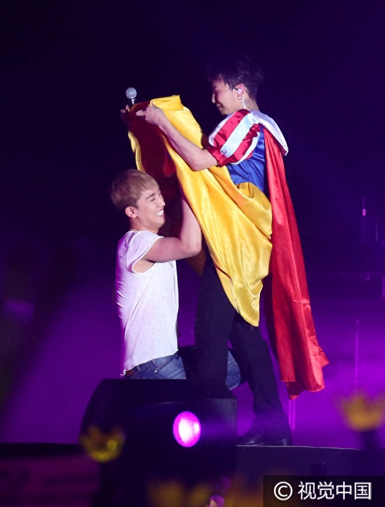 原来你是这样的小公主!权志龙搂大成跳舞扮白雪公主遭掀裙底