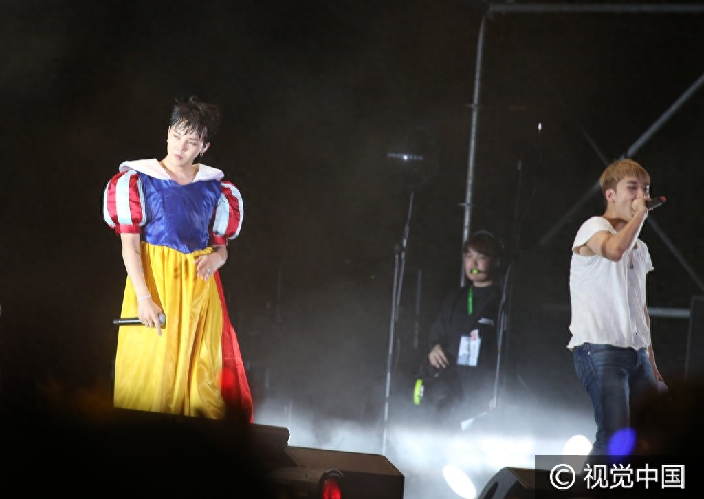 原来你是这样的小公主!权志龙搂大成跳舞扮白雪公主遭掀裙底