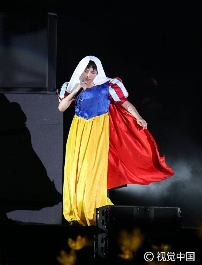 原来你是这样的小公主!权志龙搂大成跳舞扮白雪公主遭掀裙底