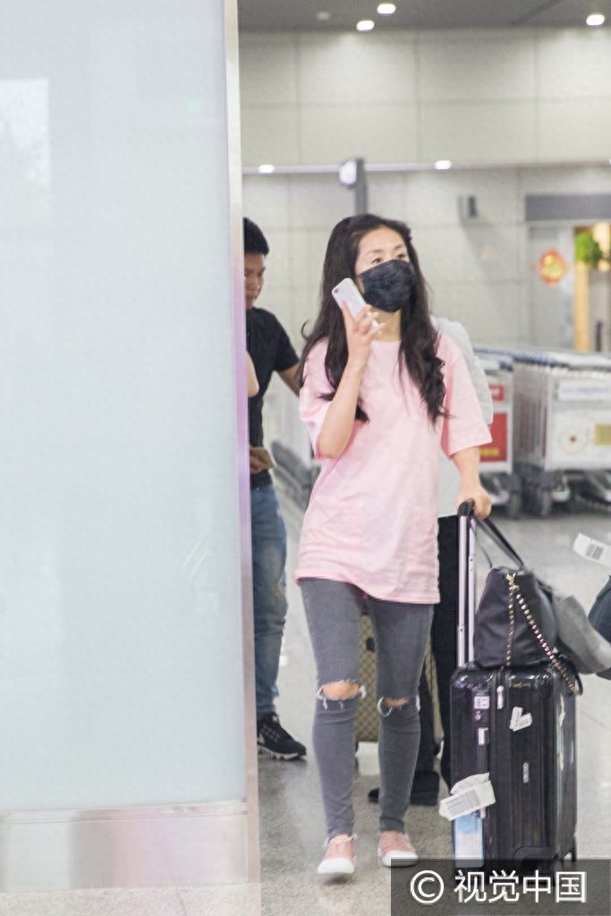 杰哥在哪里?谢娜粉嫩扮相现身机场 一路热聊手机似与家人相约度假