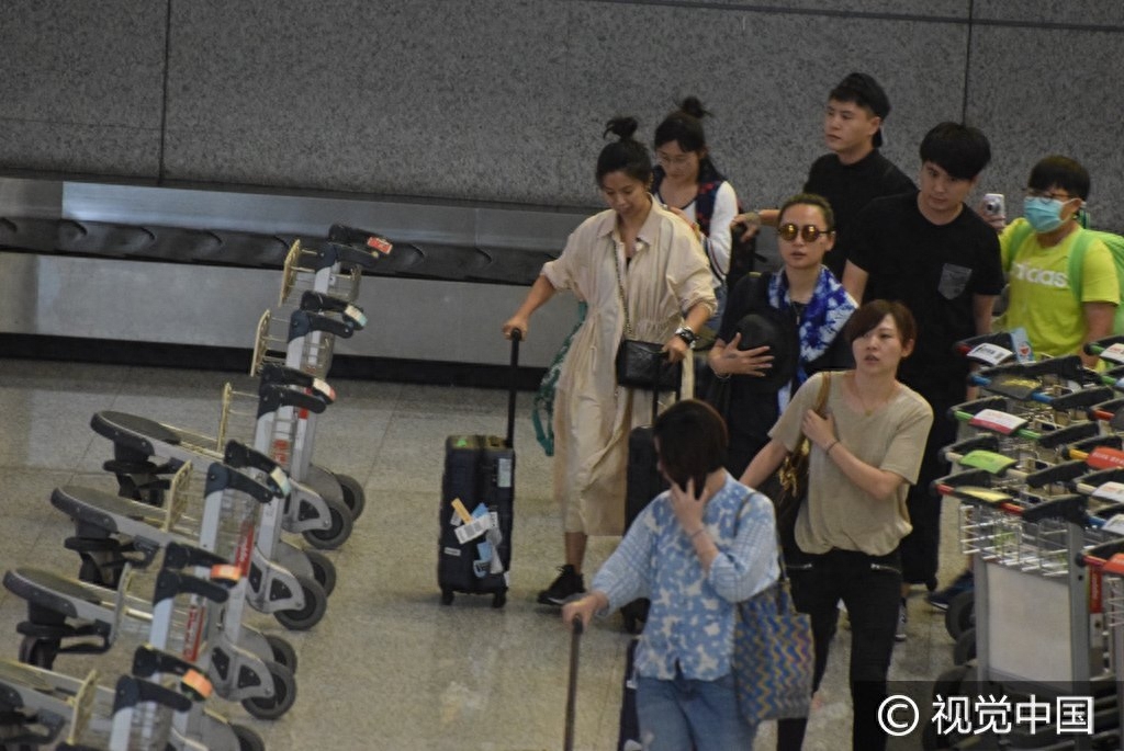 热死宝宝啦!周笔畅手拿帽子当风扇 获粉丝热捧面无表情酷劲足