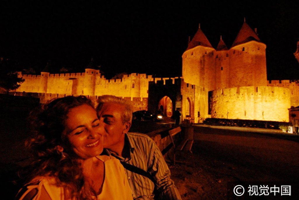 今天你亲了吗?国际接吻日盘点各国街头缠绵大片