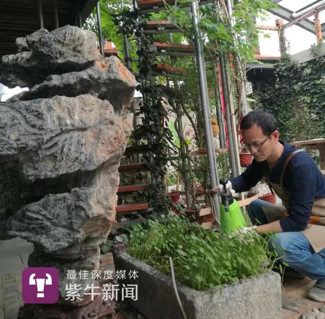 他用废弃物打造了 2000㎡的互助养老“梦幻花园”，邀请志同道合者免费居住