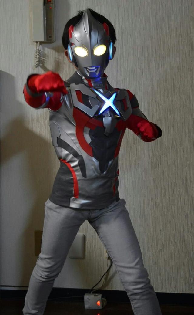 奥特曼服装制作（日本好爸爸为儿子打造高还原艾克斯奥特曼服装）