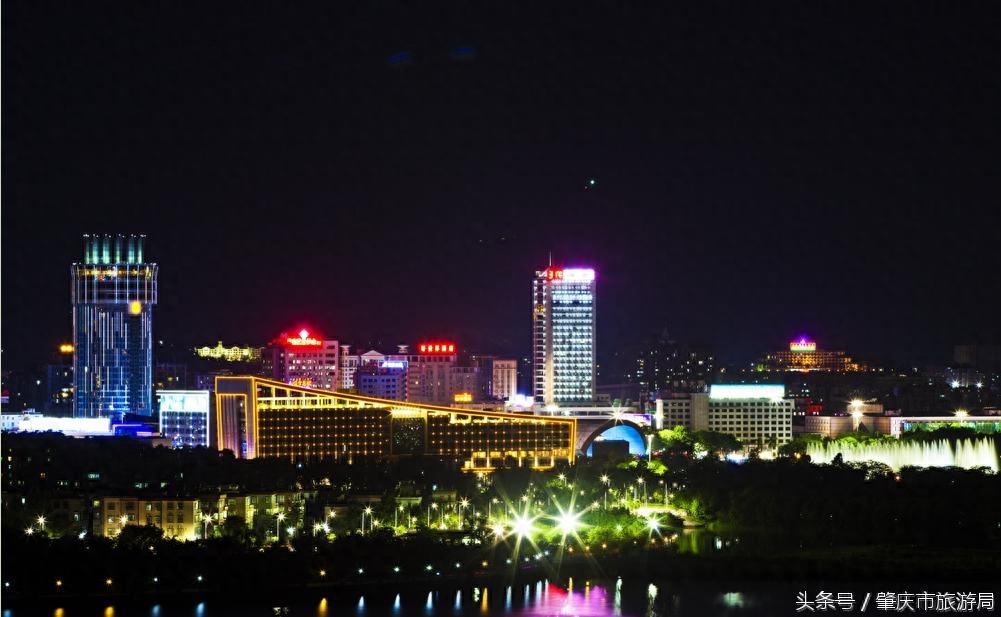 国内最美的山水城市夜景,看看是哪个城市?