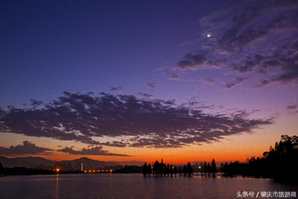 国内最美的山水城市夜景,看看是哪个城市?