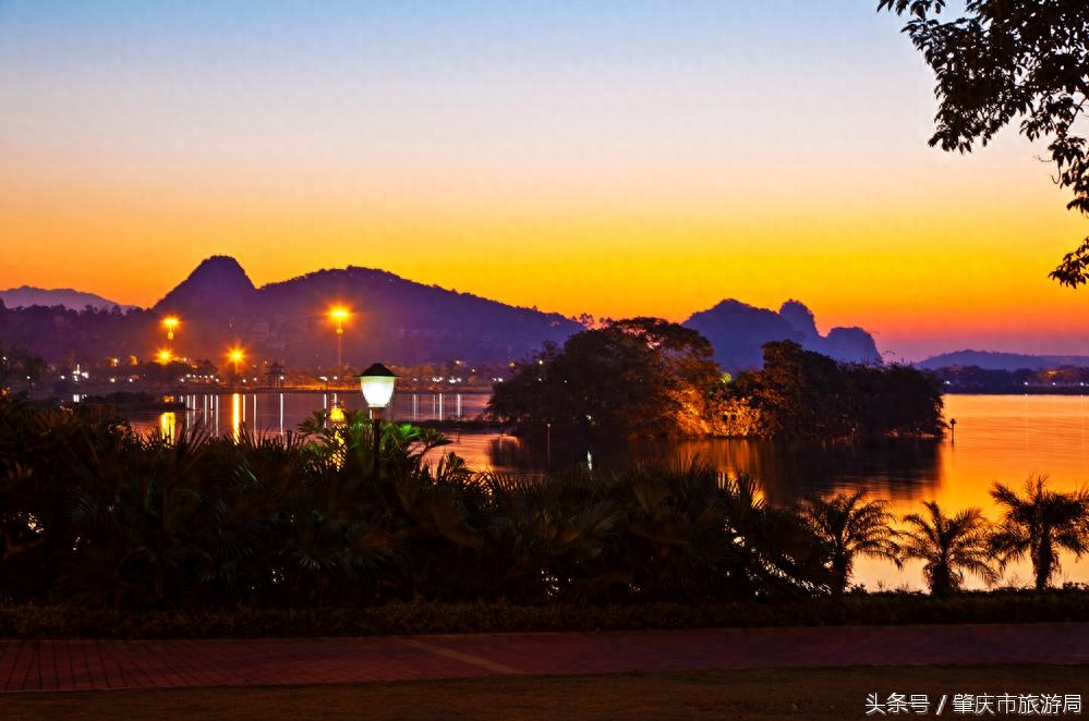 国内最美的山水城市夜景,看看是哪个城市?