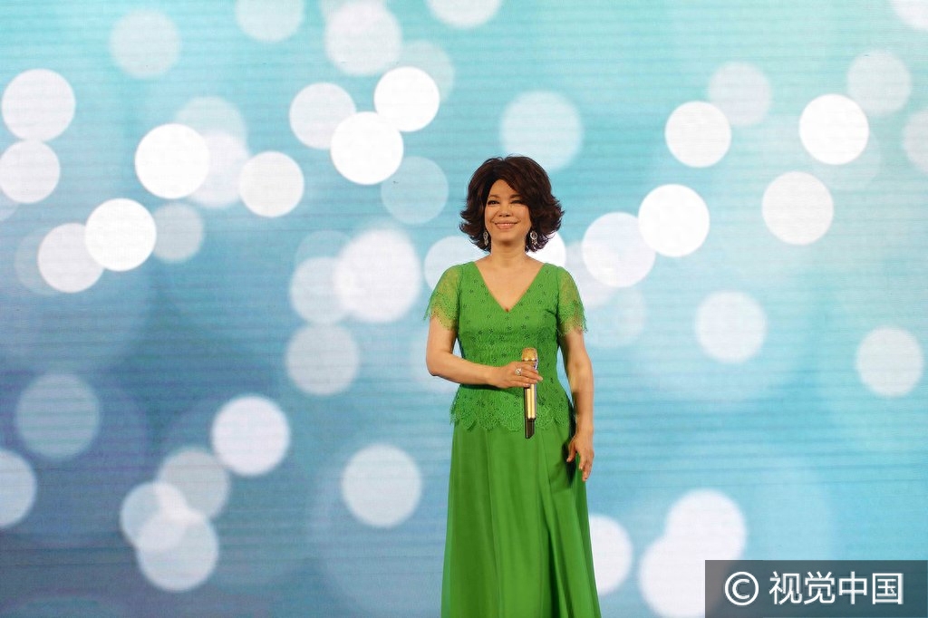 你的眼神!蔡琴绿裙摇曳深情献唱 演绎经典老歌引怀旧