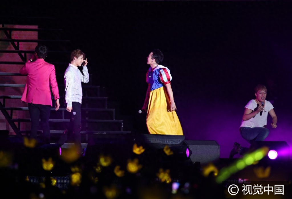 原来你是这样的小公主!权志龙搂大成跳舞扮白雪公主遭掀裙底