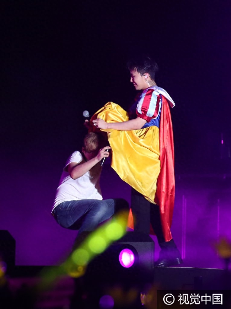 原来你是这样的小公主!权志龙搂大成跳舞扮白雪公主遭掀裙底