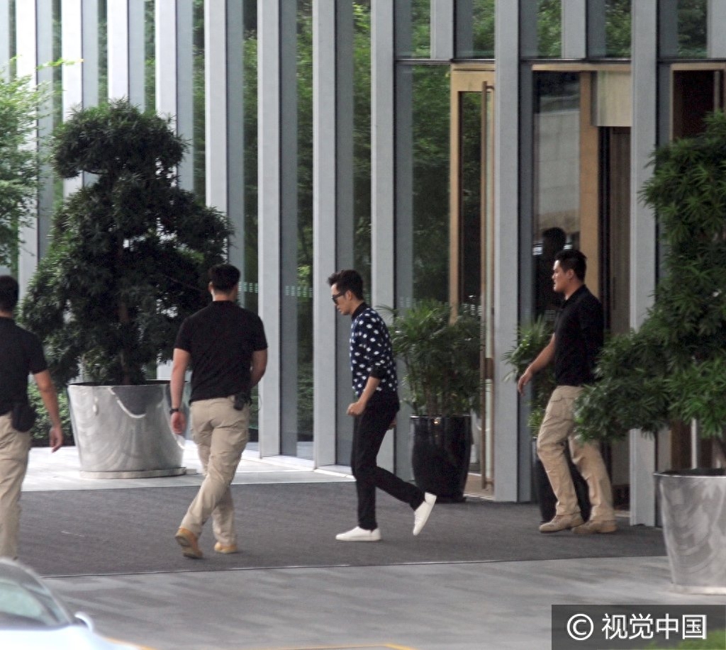 这么着急干啥去?钟汉良出行保镖左右护法 戴墨镜冲上车玩快闪