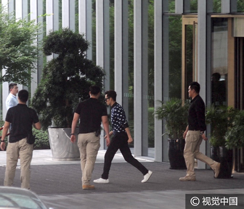 这么着急干啥去?钟汉良出行保镖左右护法 戴墨镜冲上车玩快闪