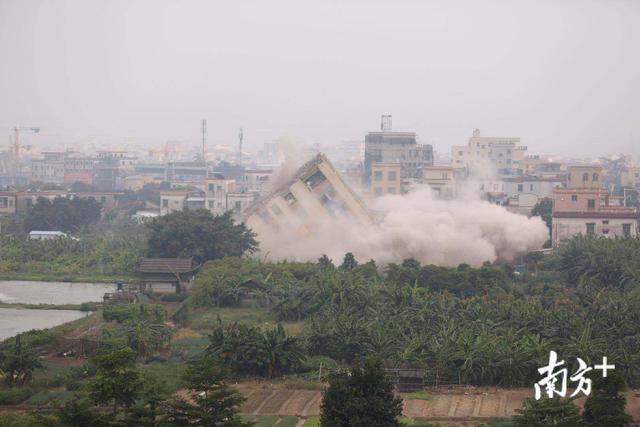 视频震撼！中山11层违建高楼爆破，3秒化为废土