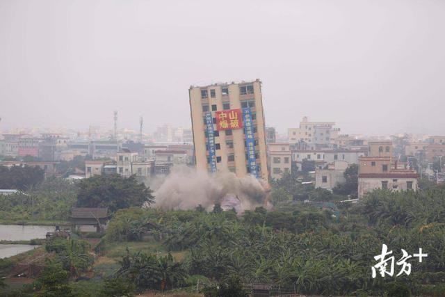 视频震撼！中山11层违建高楼爆破，3秒化为废土
