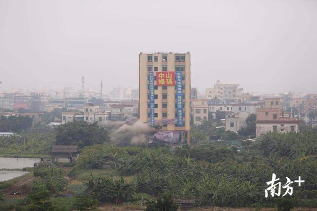 视频震撼！中山11层违建高楼爆破，3秒化为废土