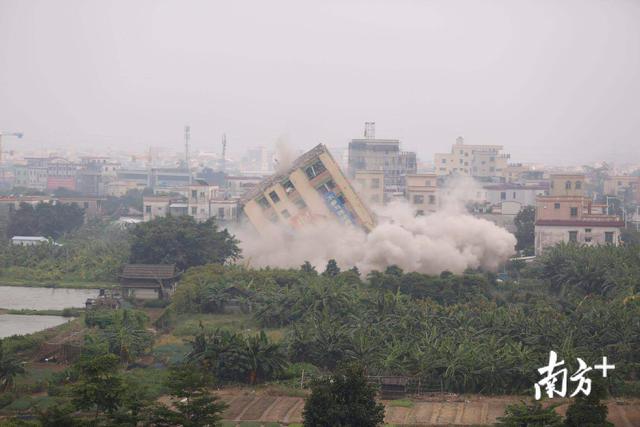 视频震撼！中山11层违建高楼爆破，3秒化为废土