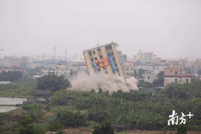 视频震撼！中山11层违建高楼爆破，3秒化为废土