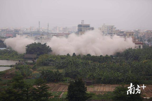 视频震撼！中山11层违建高楼爆破，3秒化为废土